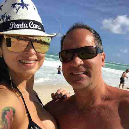 Omar vizquel with his wife